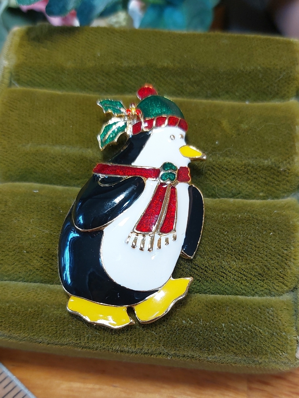 💜5/$25 Penguin Enamel Christmas Brooch Pin Goldtone